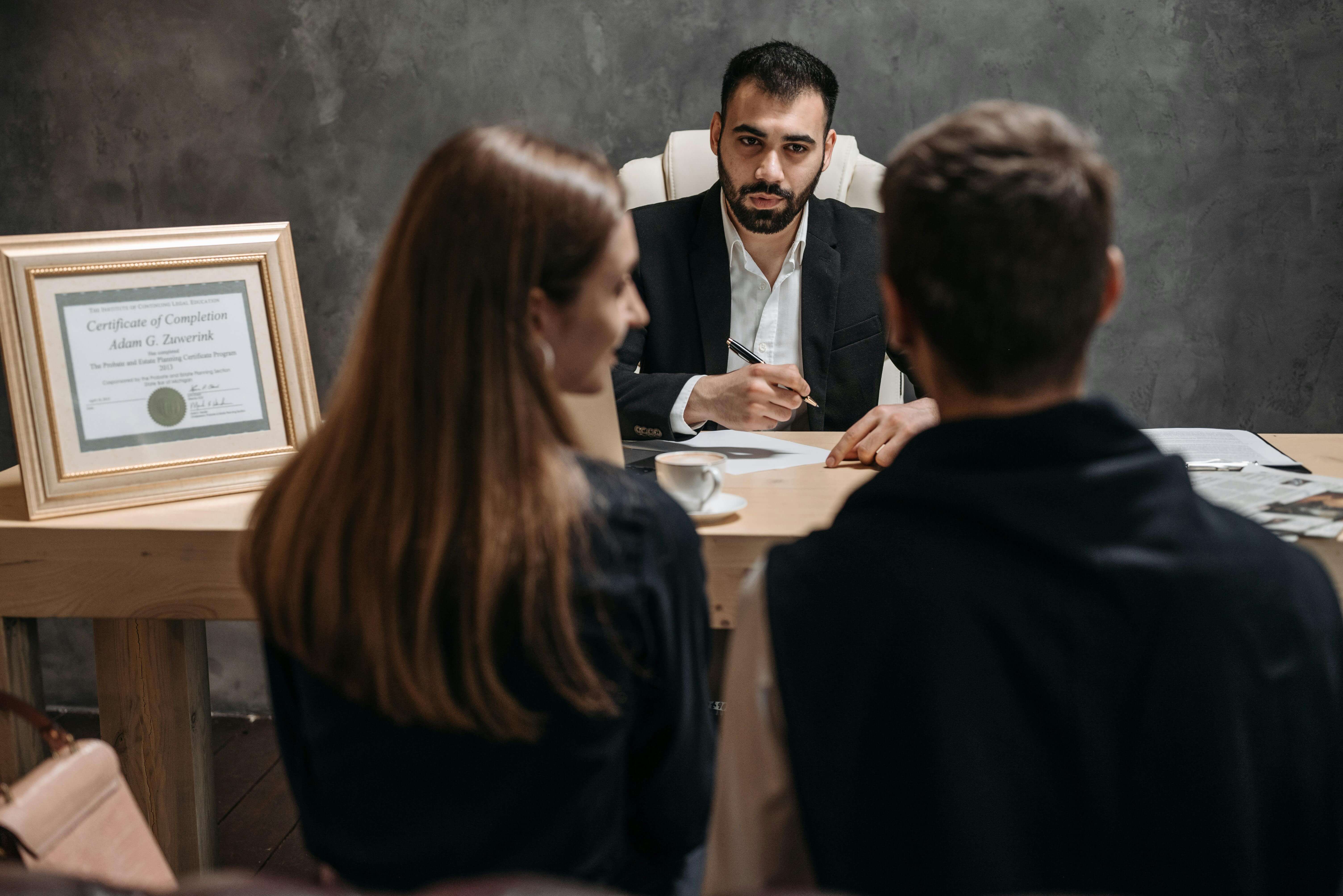 2 person meet a Consultant 